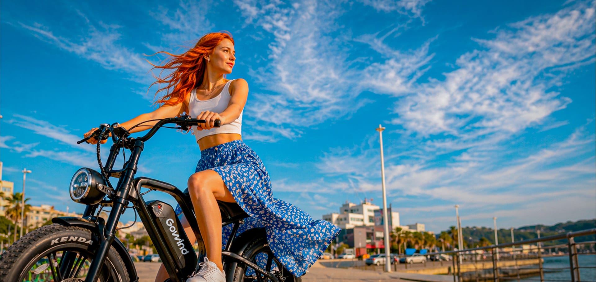 Mulher pedalando uma gowind G1000 pela orla